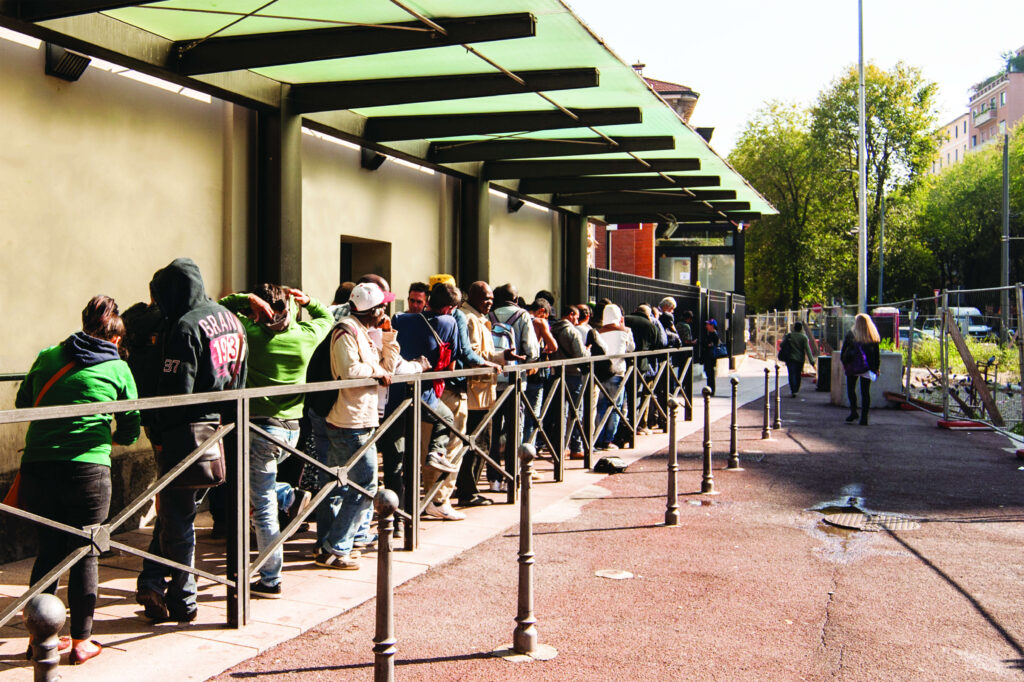 Fila alla Mensa dei Poveri