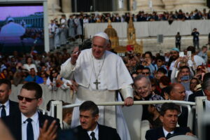 Papa francesco udienza volontari